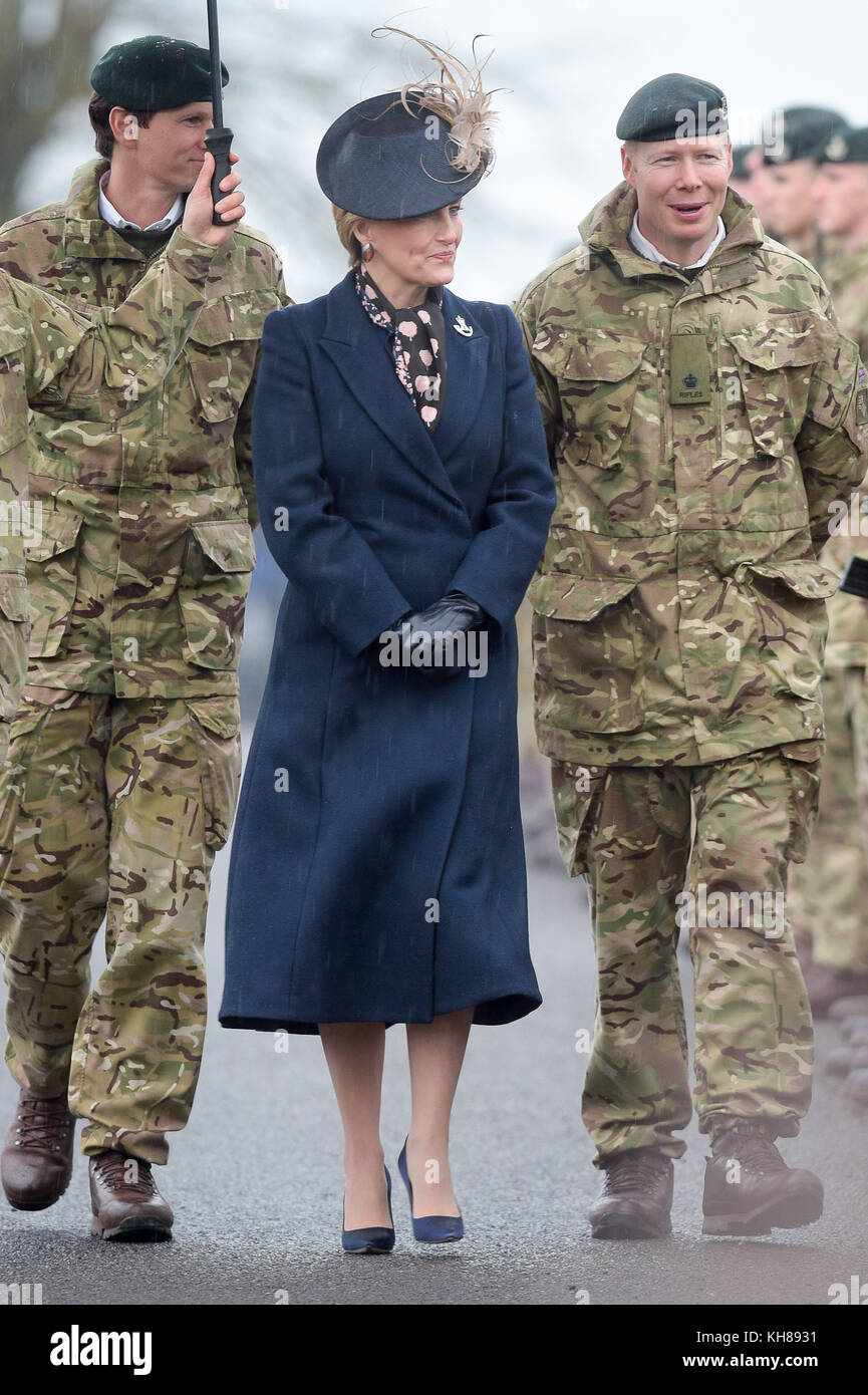 La comtesse de Wessex lors d'un défilé à domicile à la caserne de Bulford, où le 5e Bataillon, les Rifles, célèbre son retour au pays après un déploiement opérationnel de neuf mois en Estonie sur l'Op CABRIT en soutien à la présence avancée renforcée de l'OTAN en tant que principal groupe de bataille aux côtés des forces estoniennes, françaises et danoises. Banque D'Images