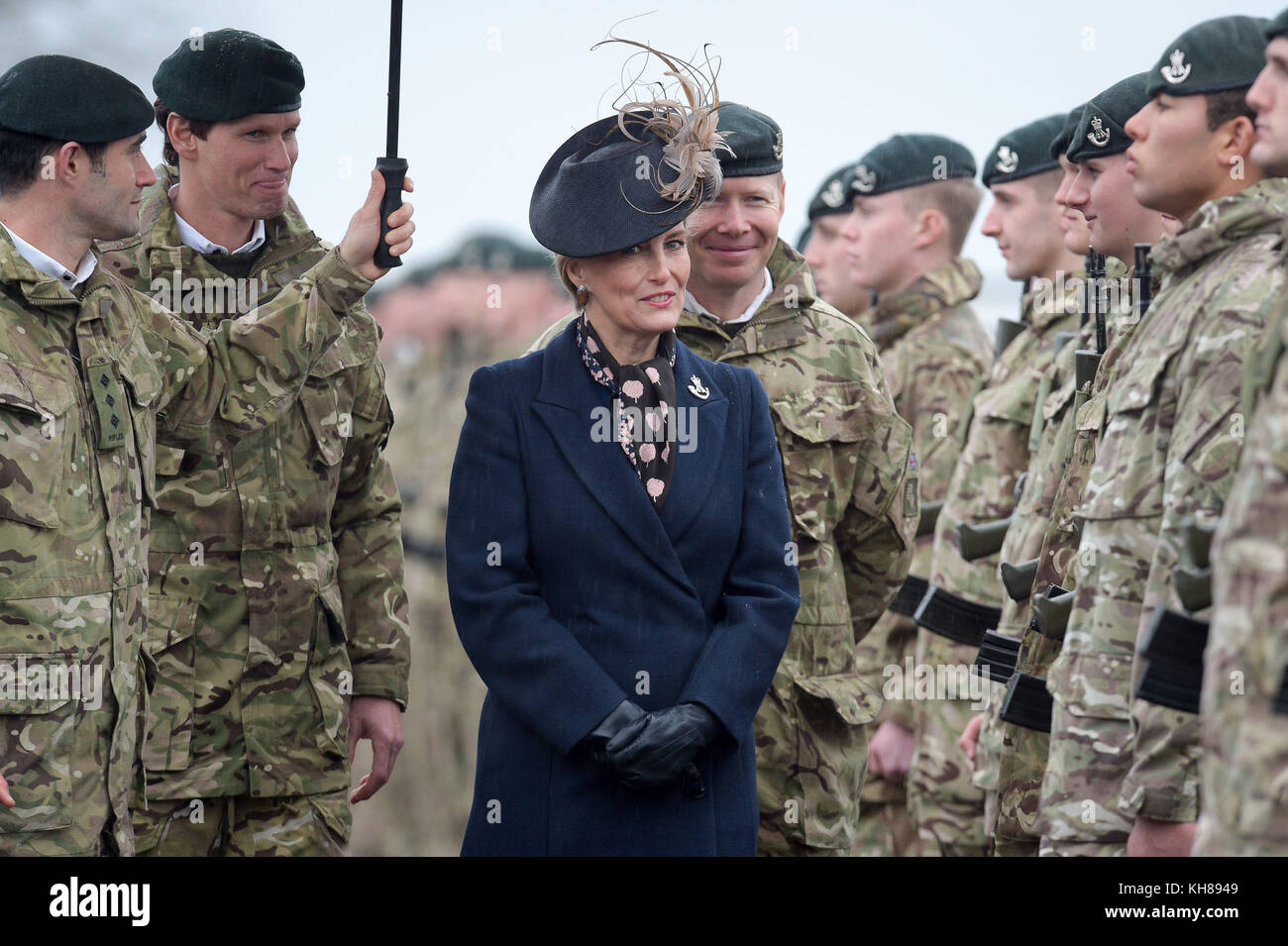 La comtesse de Wessex lors d'un défilé à domicile à la caserne de Bulford, où le 5e Bataillon, les Rifles, célèbre son retour au pays après un déploiement opérationnel de neuf mois en Estonie sur l'Op CABRIT en soutien à la présence avancée renforcée de l'OTAN en tant que principal groupe de bataille aux côtés des forces estoniennes, françaises et danoises. Banque D'Images