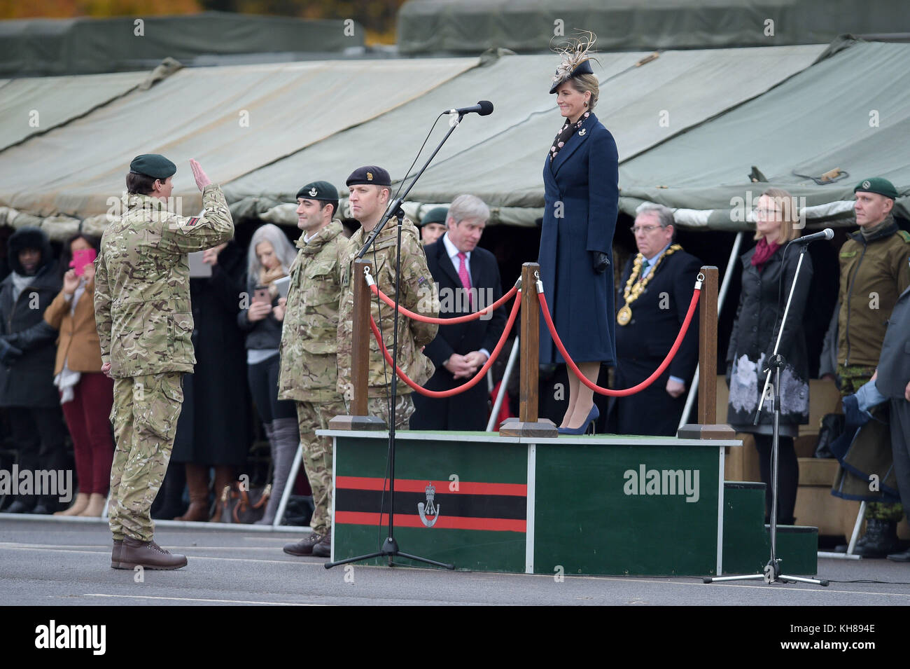 La comtesse de Wessex reçoit un salut du lieutenant-colonel Andrew Ridland, commandant en chef, lors d'un défilé à domicile à la caserne de Bulford, où le 5e Bataillon, les Rifles, Nous célébrons notre retour à la maison après un déploiement opérationnel de neuf mois en Estonie sur l'Op CABRIT pour soutenir la présence avancée renforcée de l'OTAN en tant que principal groupe de bataille aux côtés des forces estoniennes, françaises et danoises. Banque D'Images