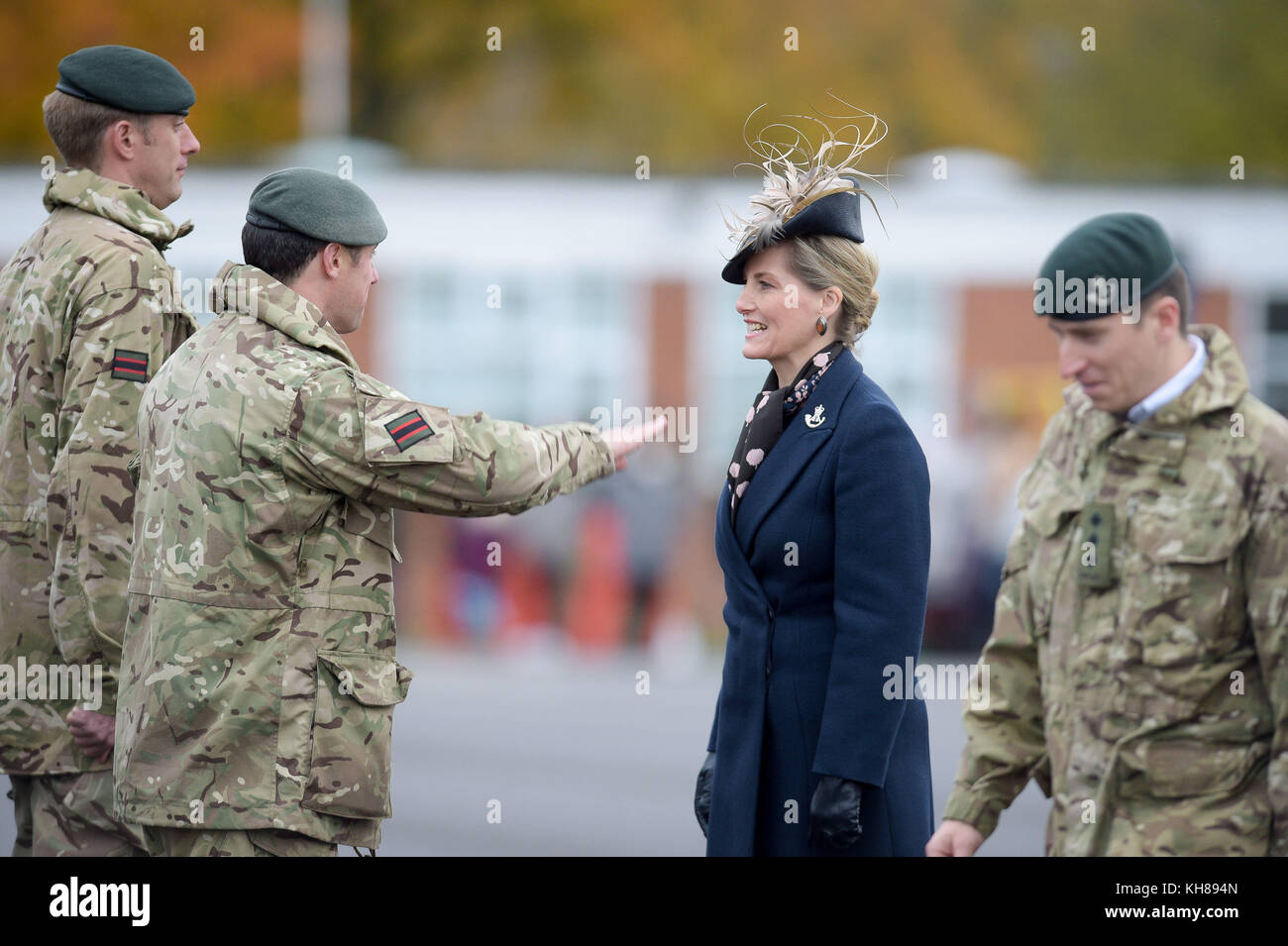 La comtesse du Wessex reçoit un salut lors d'un défilé de retour à la caserne de Bulford, où le 5e bataillon, The Rifles, célèbre son retour chez lui après un déploiement opérationnel de neuf mois en Estonie dans le cadre de l'Op CABRIT, à l'appui de la présence avancée renforcée de l'OTAN en tant que groupement tactique principal aux côtés des forces estoniennes, françaises et danoises. Banque D'Images