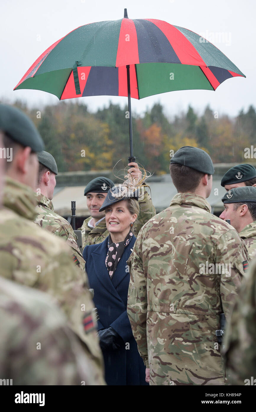 La comtesse de Wessex lors d'un défilé à domicile à la caserne de Bulford, où le 5e Bataillon, les Rifles, célèbre son retour au pays après un déploiement opérationnel de neuf mois en Estonie sur l'Op CABRIT en soutien à la présence avancée renforcée de l'OTAN en tant que principal groupe de bataille aux côtés des forces estoniennes, françaises et danoises. Banque D'Images