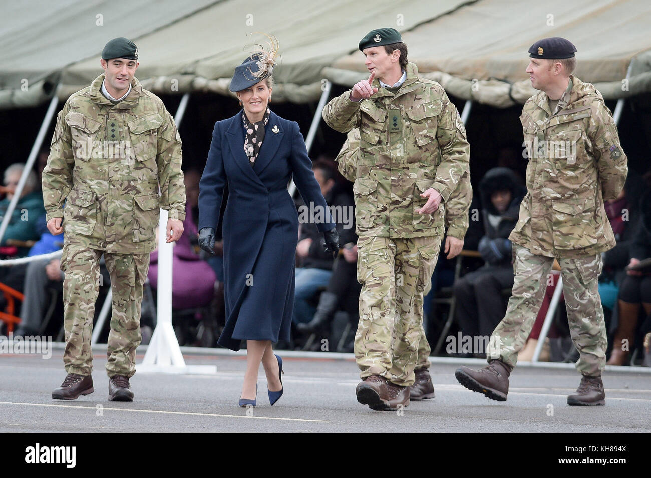 La comtesse du Wessex avec le commandant lieutenant-colonel Andrew Ridland (deuxième à droite) lors d’un défilé de retour à la caserne de Bulford, où le 5e bataillon, The Rifles, célèbre son retour chez lui après un déploiement opérationnel de neuf mois en Estonie dans le cadre de l’Op CABRIT à l’appui de la présence avancée renforcée de l’OTAN en tant que groupement tactique principal aux côtés des forces estoniennes, françaises et danoises. Banque D'Images