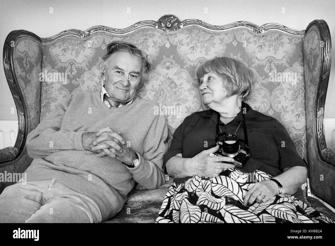 Photographe Jane Bown (13 mars 1925 - 21 décembre 2014) et dessinateur/ Illustrateur Haro Hodson, B&W woman sitting on sofa Banque D'Images
