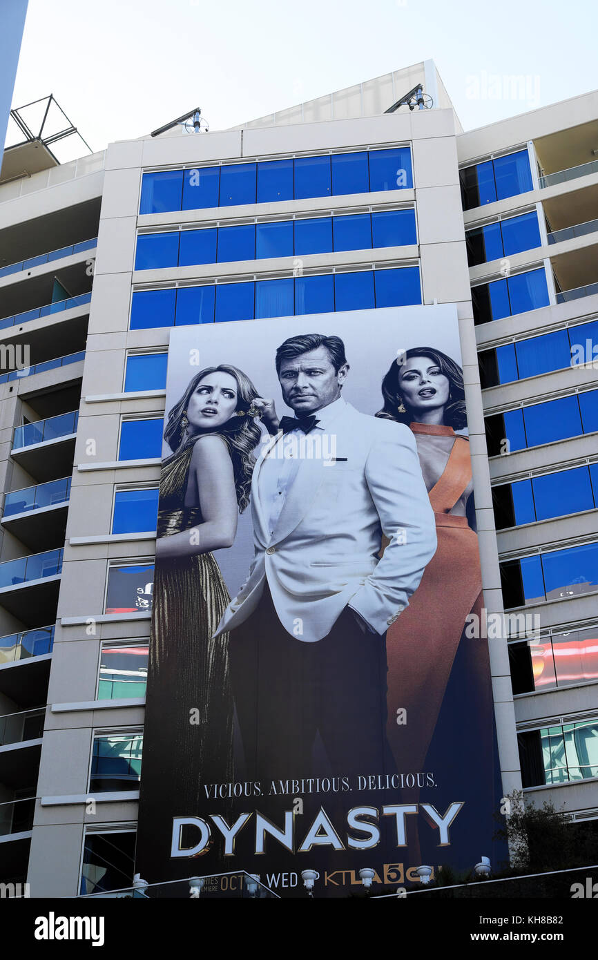 La télévision KTLA Virtual channel 5 panneau publicitaire pour le théâtre de l'affiche de la série TV show DYNASTY sur Hollywood Boulevard à Los Angeles KATHY DEWITT Banque D'Images