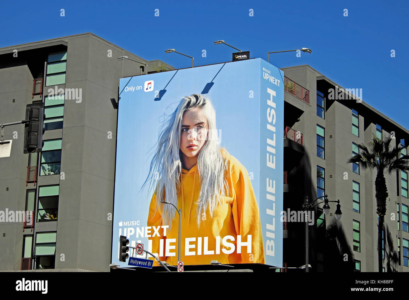 Apple Music Up Next Billie Eilish affiche publicitaire portrait sur le côté d'un immeuble Hollywood Boulevard 2017 Los Angeles LA California KATHY DEWITT Banque D'Images