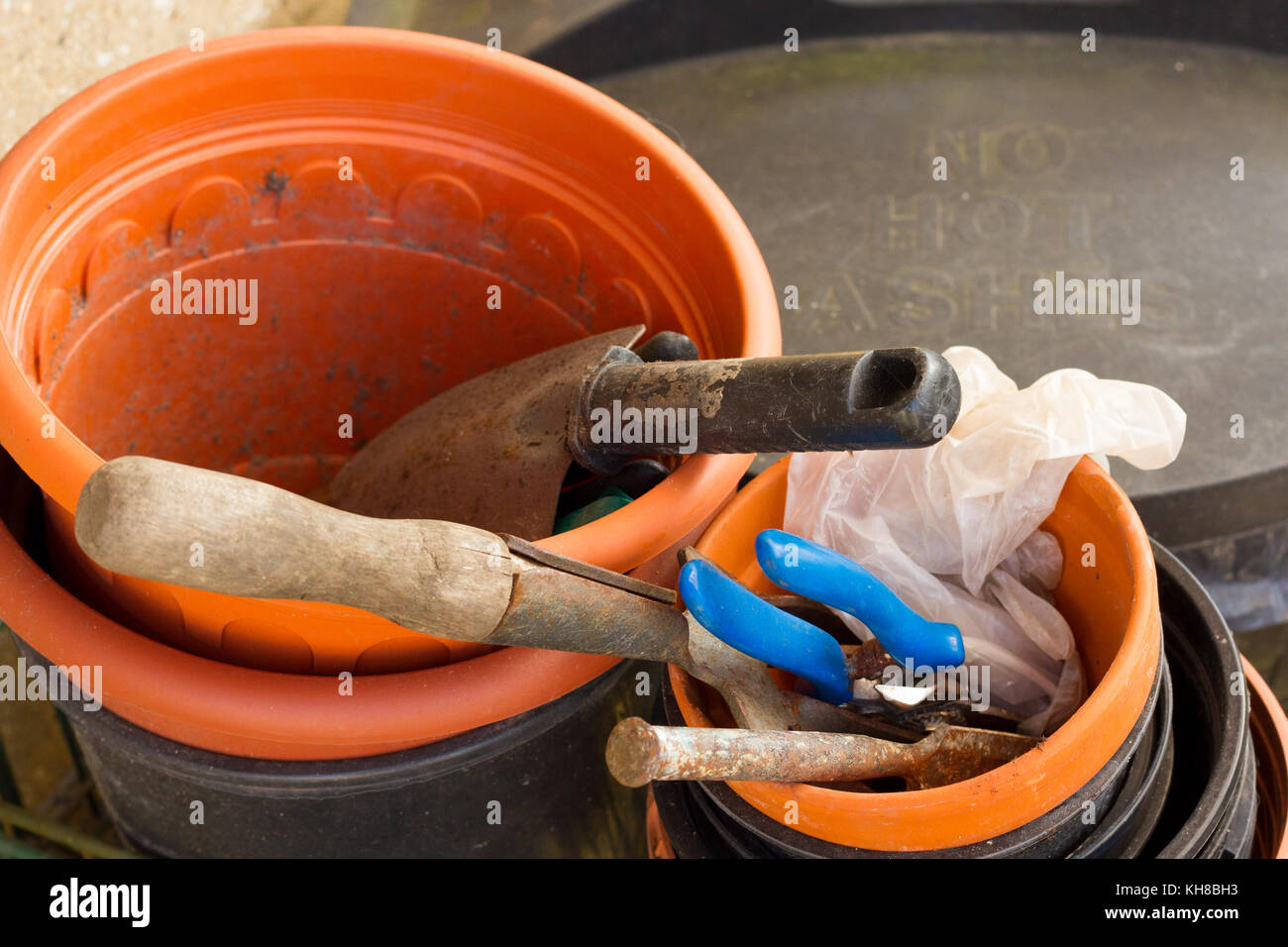 Close up de pots et jardin Outils de jardinage Banque D'Images