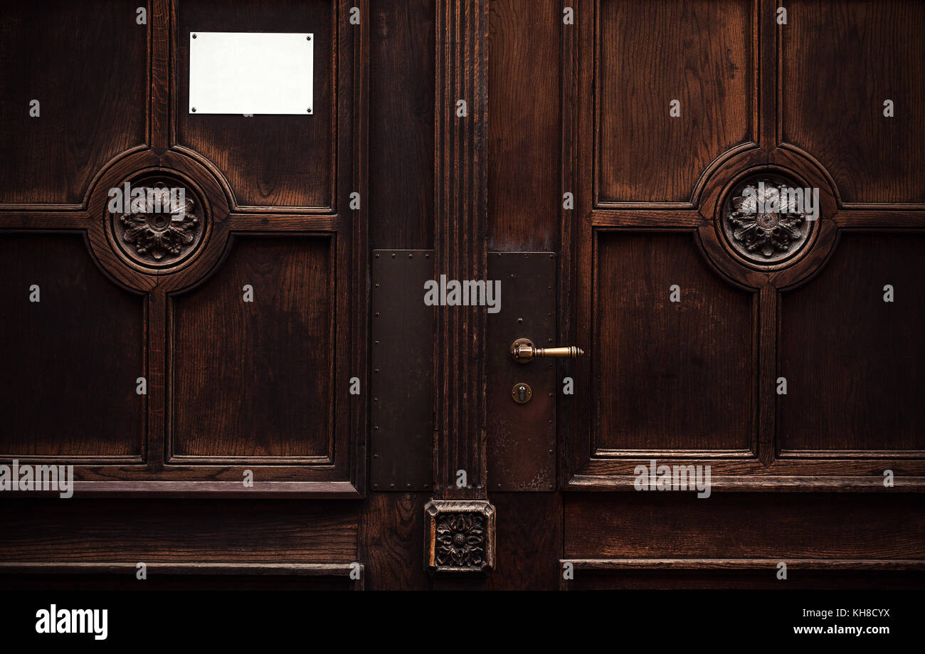 Vue rapprochée sur les vieilles portes en bois avec décoration riche sur les deux côtés. vintage style architectural autrichien. Banque D'Images