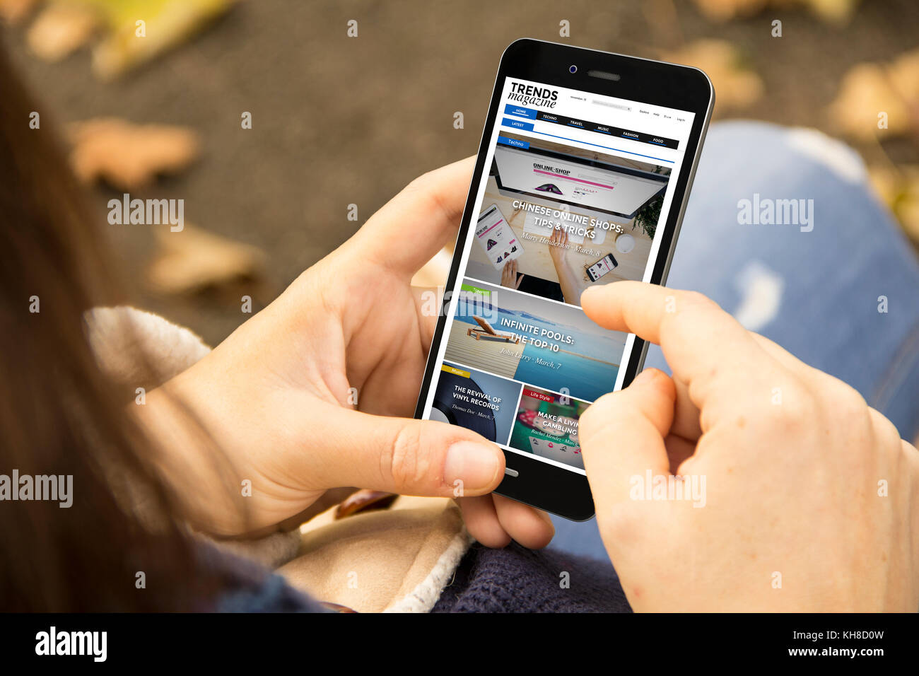 Concept design mobile : un smartphone 3D générée avec les tendances magazine blog sur l'écran. graphiques sur écran sont constitués. Banque D'Images