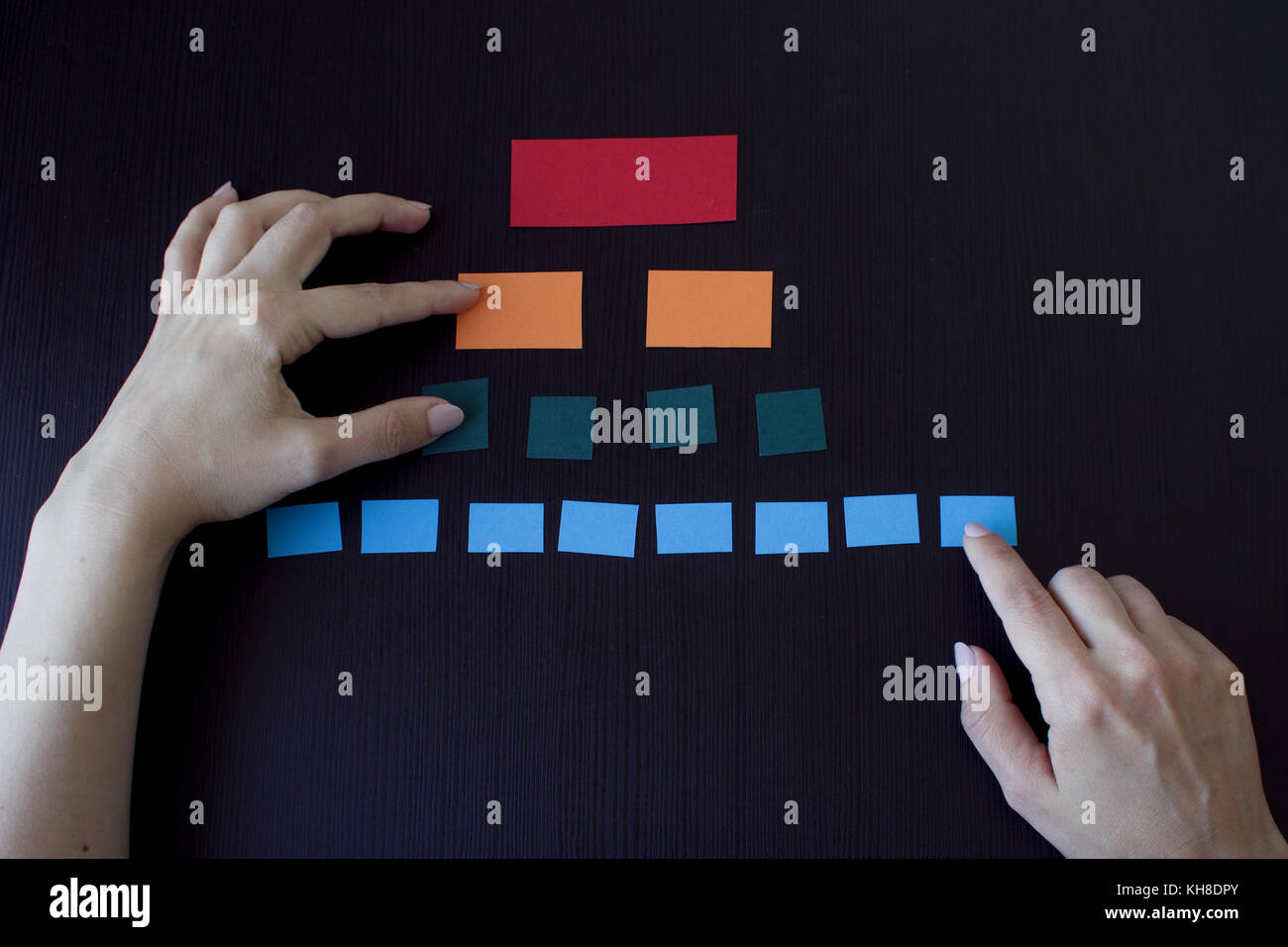 Diagramme dans le papier, les processus de simulation de mains Banque D'Images