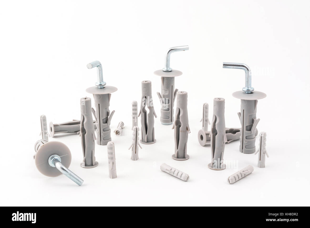 Un clip en métal avec un bouchon en plastique sur un fond blanc Banque D'Images