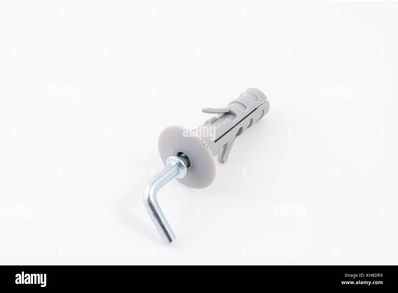 Un clip en métal avec un bouchon en plastique sur un fond blanc Banque D'Images
