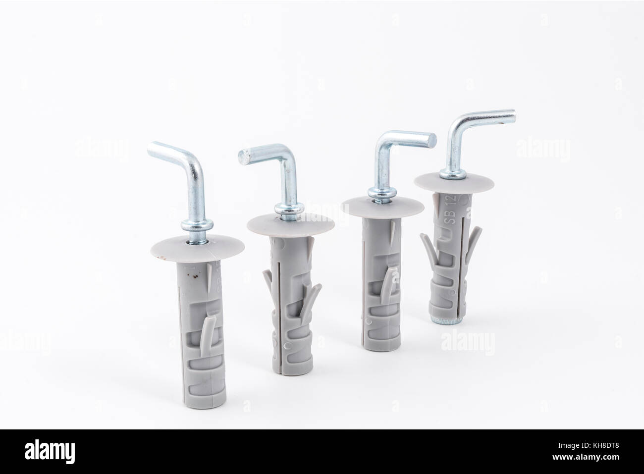 Un clip en métal avec un bouchon en plastique sur un fond blanc Banque D'Images