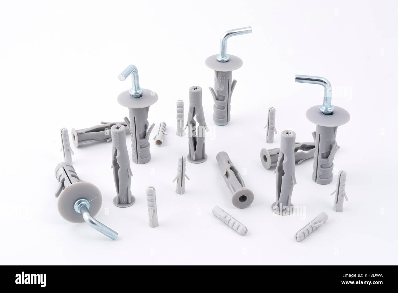 Un clip en métal avec un bouchon en plastique sur un fond blanc Banque D'Images