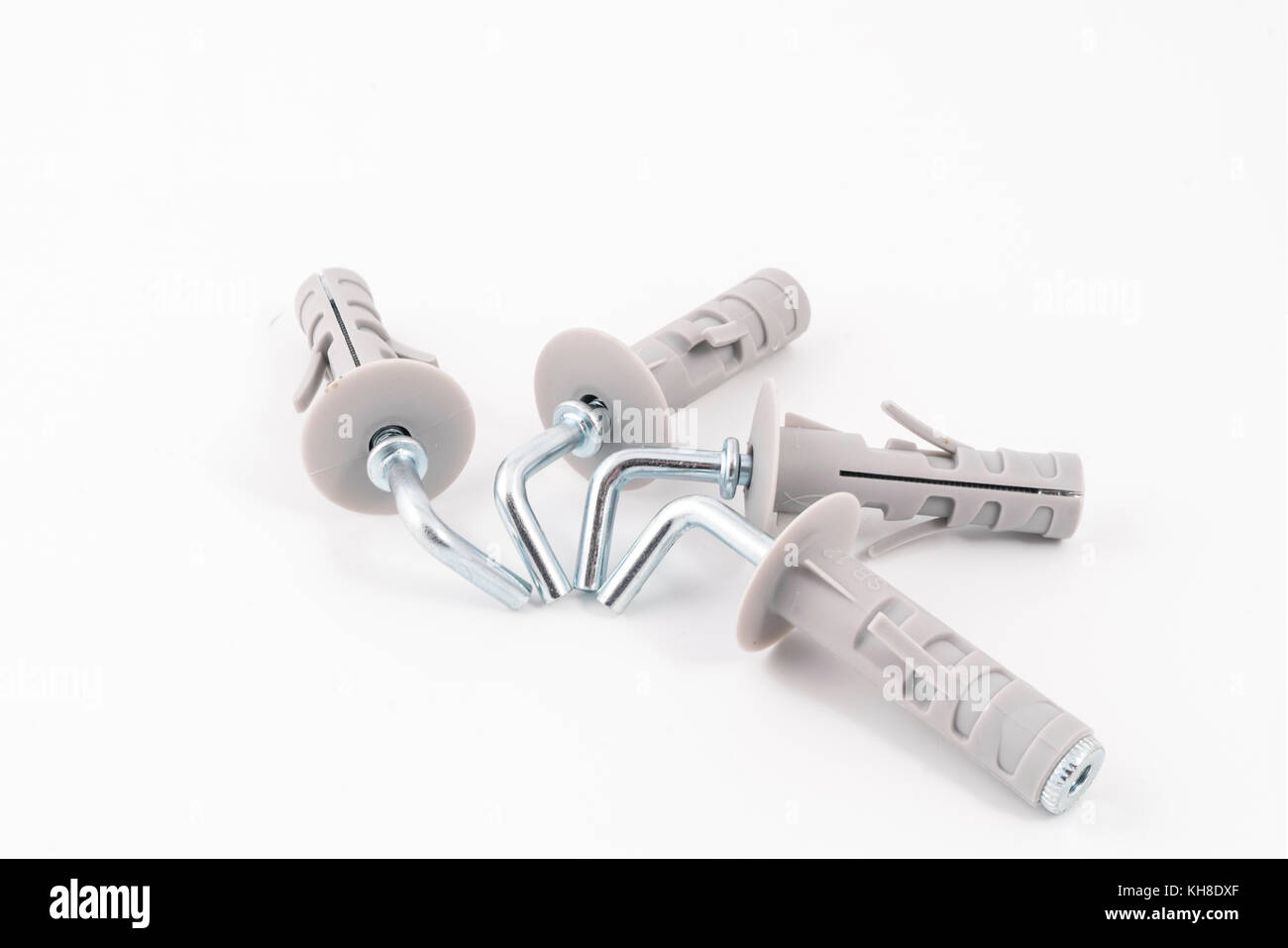 Un clip en métal avec un bouchon en plastique sur un fond blanc Banque D'Images