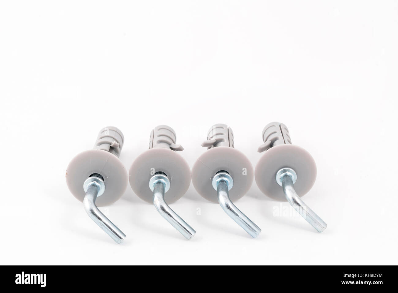 Un clip en métal avec un bouchon en plastique sur un fond blanc Banque D'Images