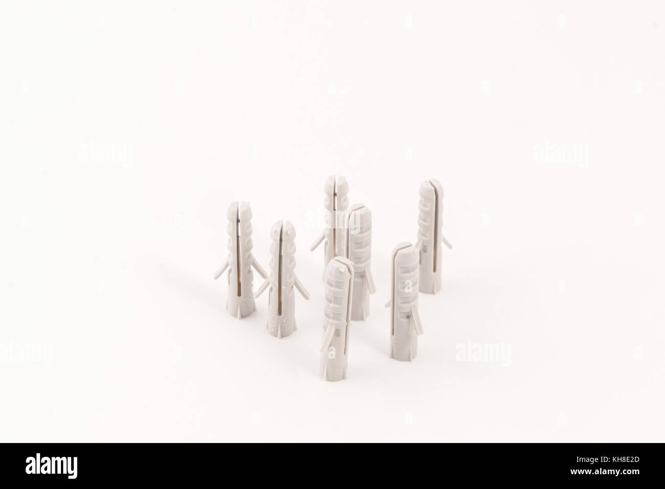 Certaines petites chevilles en plastique sur un fond blanc Banque D'Images