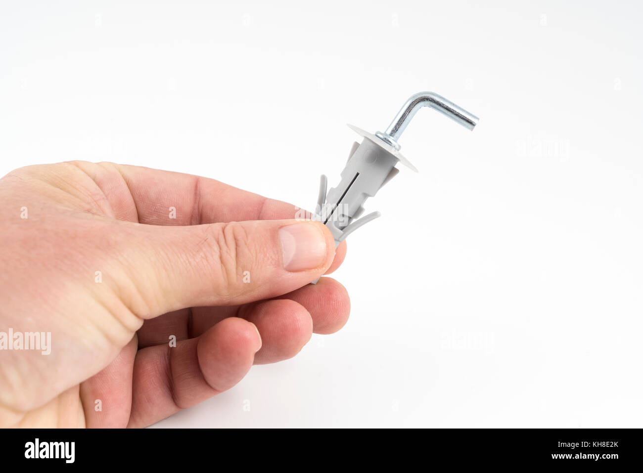 Un clip en métal avec un bouchon en plastique sur un fond blanc Banque D'Images