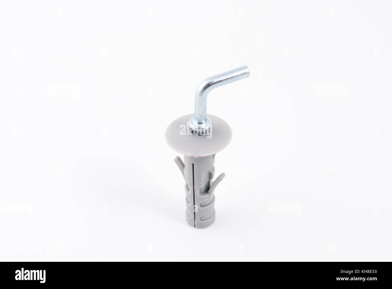 Un clip en métal avec un bouchon en plastique sur un fond blanc Banque D'Images