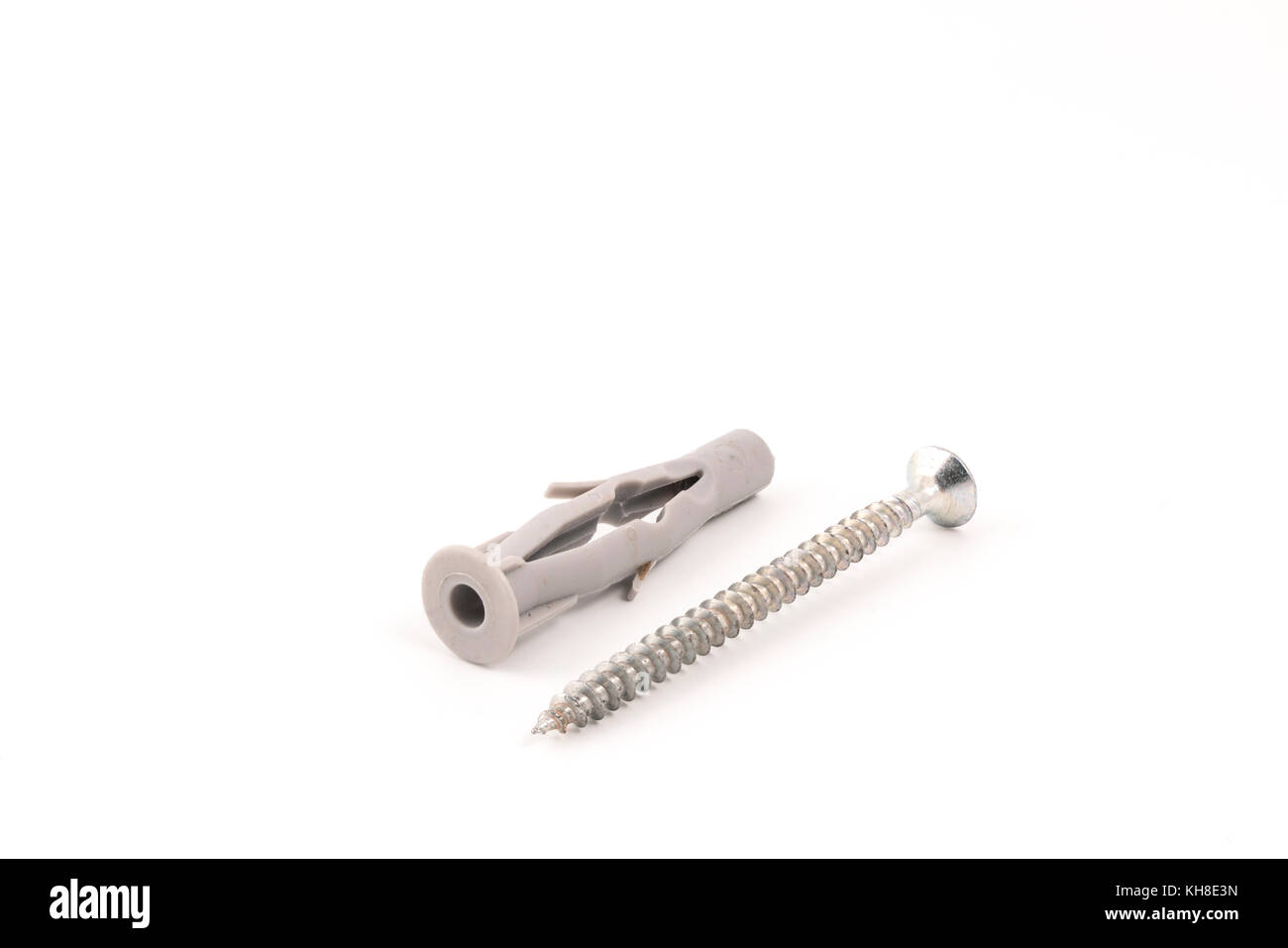 Une vis et un bouchon en plastique sur fond blanc Banque D'Images