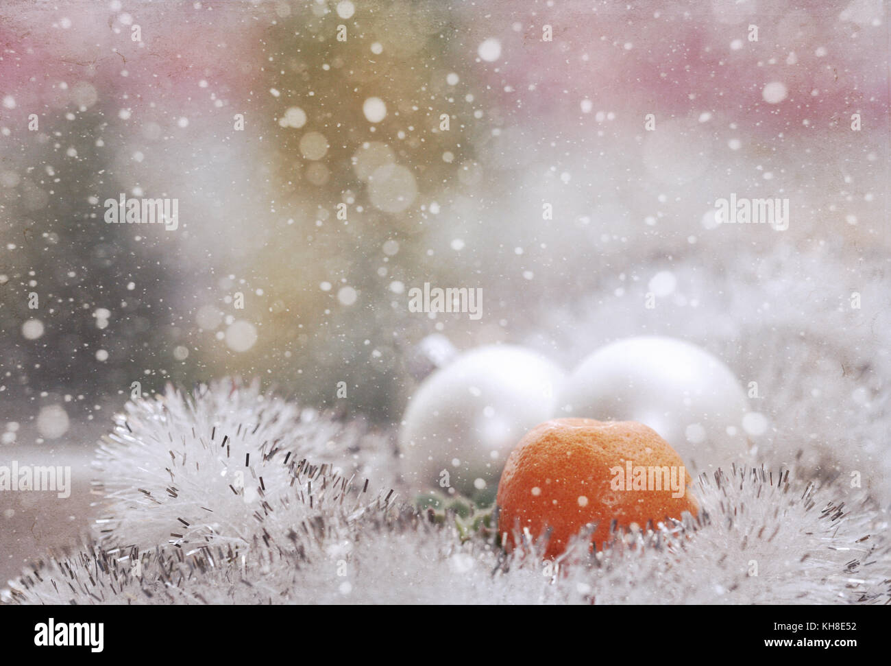 Décoration de Noël, boules blanches, mandarine, neige/œuvres d'art de style vintage Banque D'Images