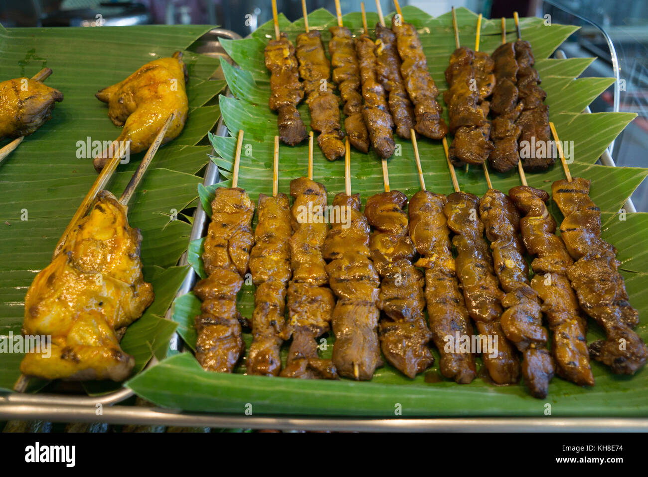 Morceaux de porc grillés en brochettes - une nourriture de rue très courante et bon marché aux Philippines. Banque D'Images