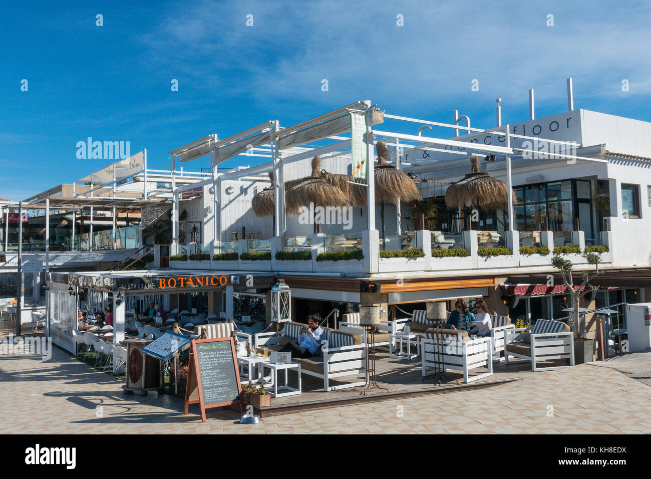 Les touristes se détendant dans un restaurant près de la plage, Playa del Arenal, Javea, Alicante, Espagne Banque D'Images