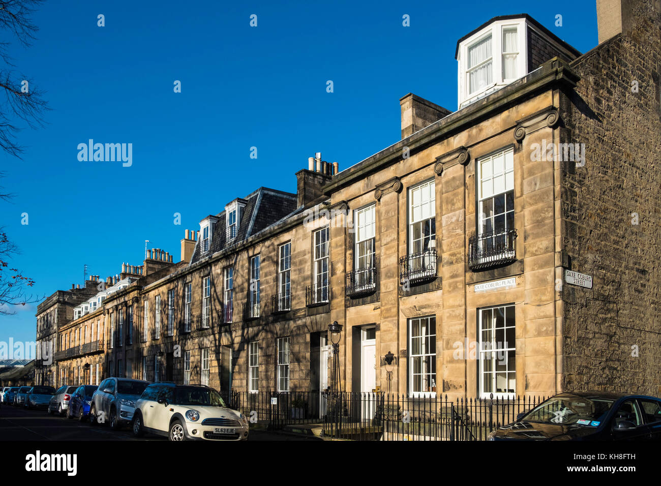 Vue sur les maisons mitoyennes sur Saxe Coburg place dans le quartier Stockbridge de New Town à Edinburgh, Écosse, Royaume-Uni Banque D'Images
