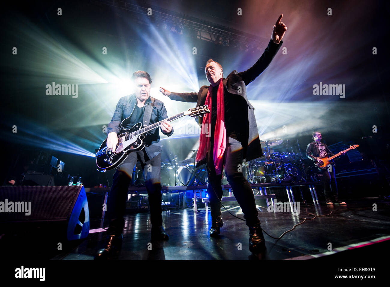 Le groupe de rock écossais Simple Minds se produit un concert en direct au Sentrum Scene d'Oslo. Ici, le chanteur, compositeur et musicien Jim Kerr est photographié en direct sur scène avec le guitariste Charlie Burchill. Norvège, 18/03 2015. Banque D'Images
