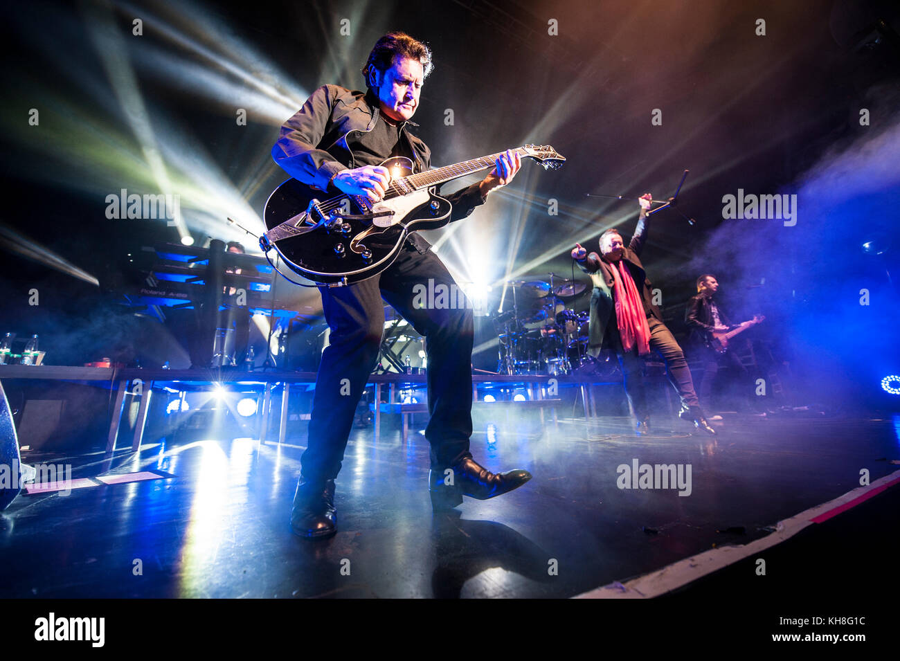 Le groupe de rock écossais Simple Minds se produit un concert en direct au Sentrum Scene d'Oslo. Ici, le musicien chanteur et guitariste Charlie Burchill est photographié en direct sur scène. Norvège, 18/03 2015. Banque D'Images