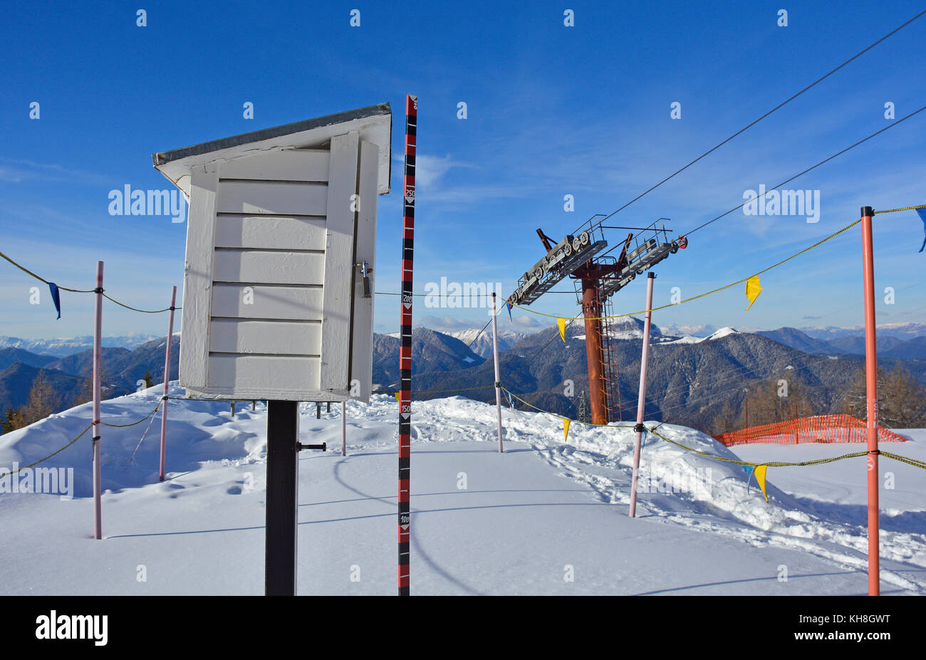 Une station météo dans la neige sur le monte lussari dans la région de Frioul-Vénétie julienne, au nord est de l'italie Banque D'Images