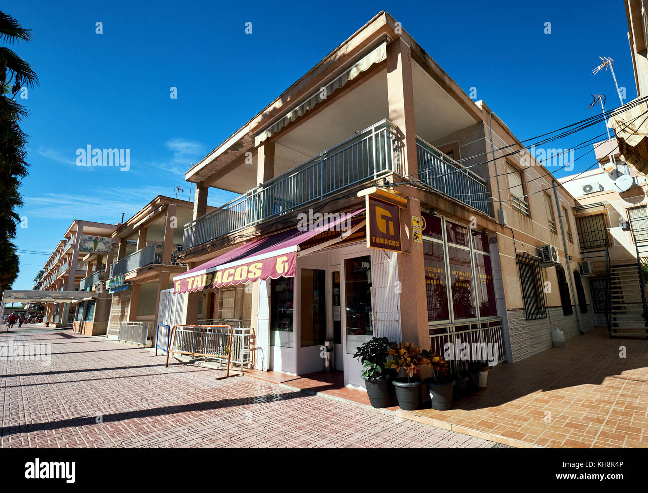 Torrevieja, Espagne - 20 octobre 2017 : magasin de tabac dans la ville de Torrevieja. Costa Blanca. Province d'Alicante. Espagne Banque D'Images