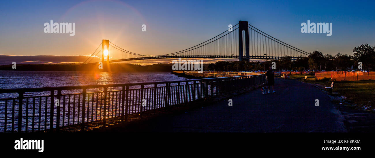 Soleil panoramique au pont de new york Banque D'Images