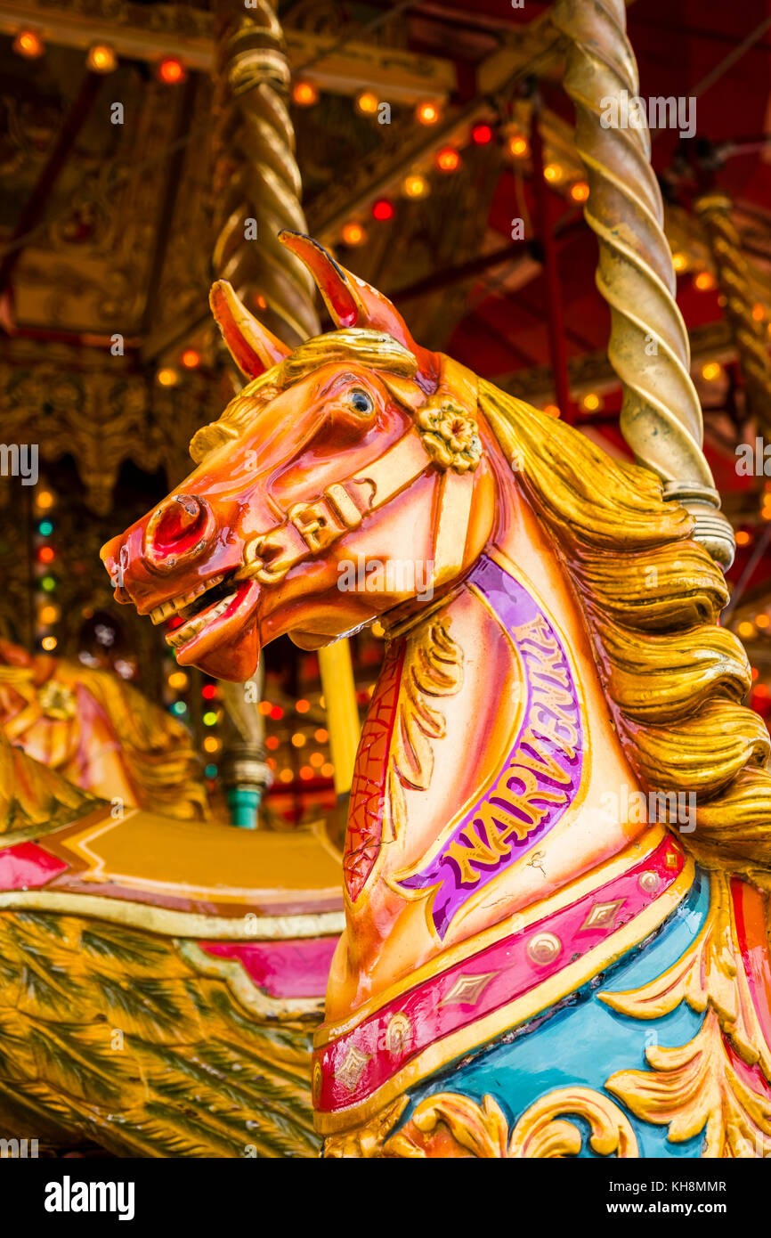 Noyce & sons célèbre « Golden Gallopers », carrousel traditionnel sculpté et peint à la main, rond-point, Royaume-Uni Banque D'Images