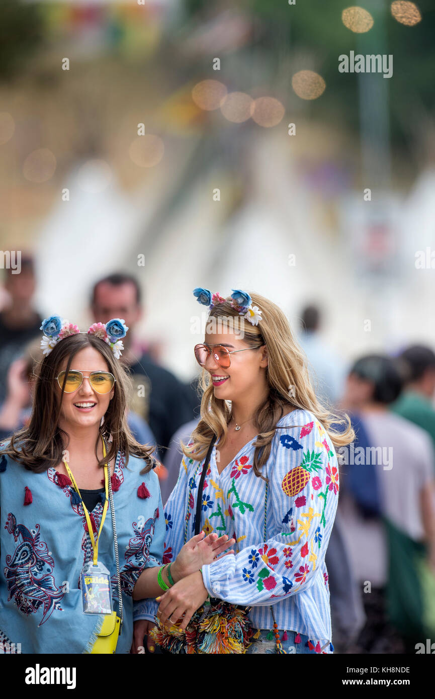 Des filles avec des tenues correspondant au festival de Glastonbury 2017 Banque D'Images