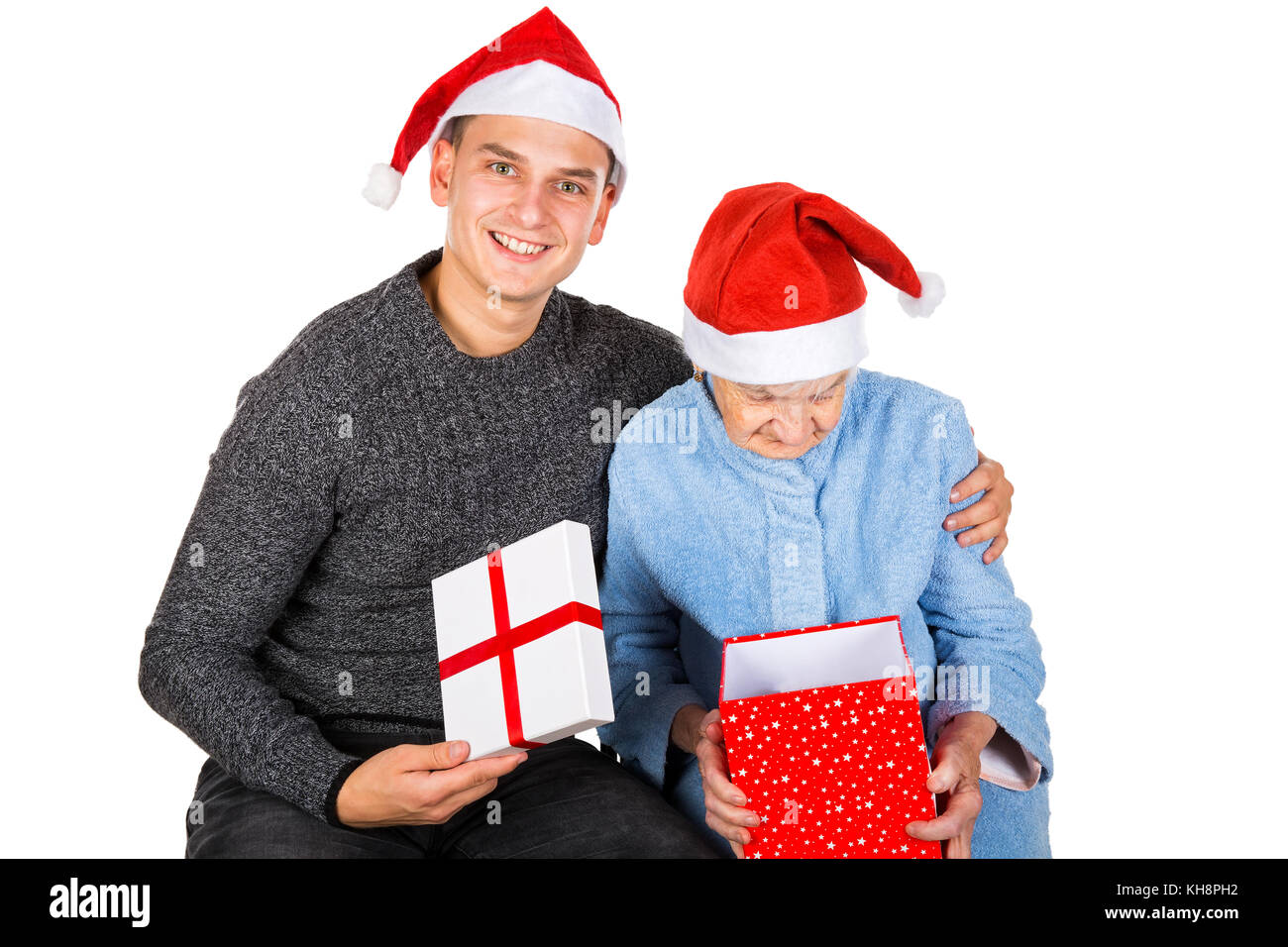 Photo d'une vieille dame qui reçoit des cadeaux de Noël à partir de son petit-fils Banque D'Images