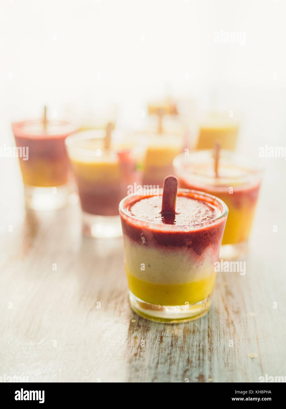 Sucettes glacées aux fruits d'été sur un fond rusty en bois blanc,à la menthe herbes et coeur glacé à base de pastèque de la limonade. Banque D'Images