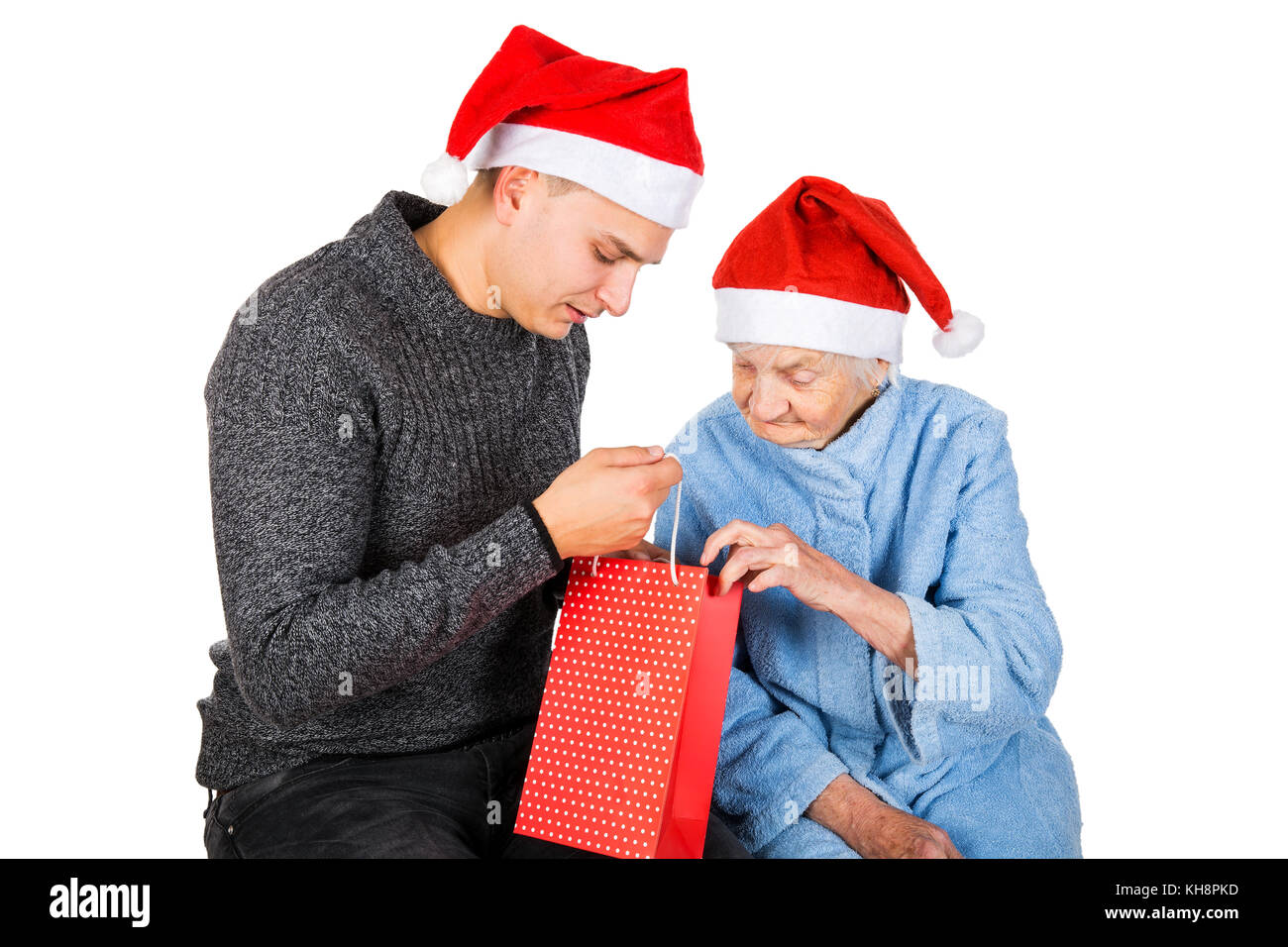 Photo d'une vieille dame qui reçoit des cadeaux de Noël à partir de son petit-fils Banque D'Images