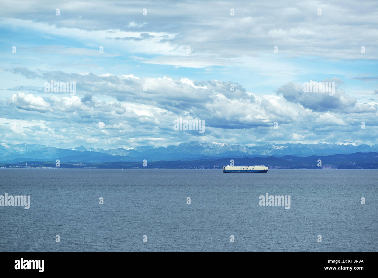 KOPER, SLOVÉNIE - 3 SEPTEMBRE 2017 : Eukor cargo ferry livre des services de transport maritime et de logistique à l'industrie automobile mondiale arrive à P. Banque D'Images
