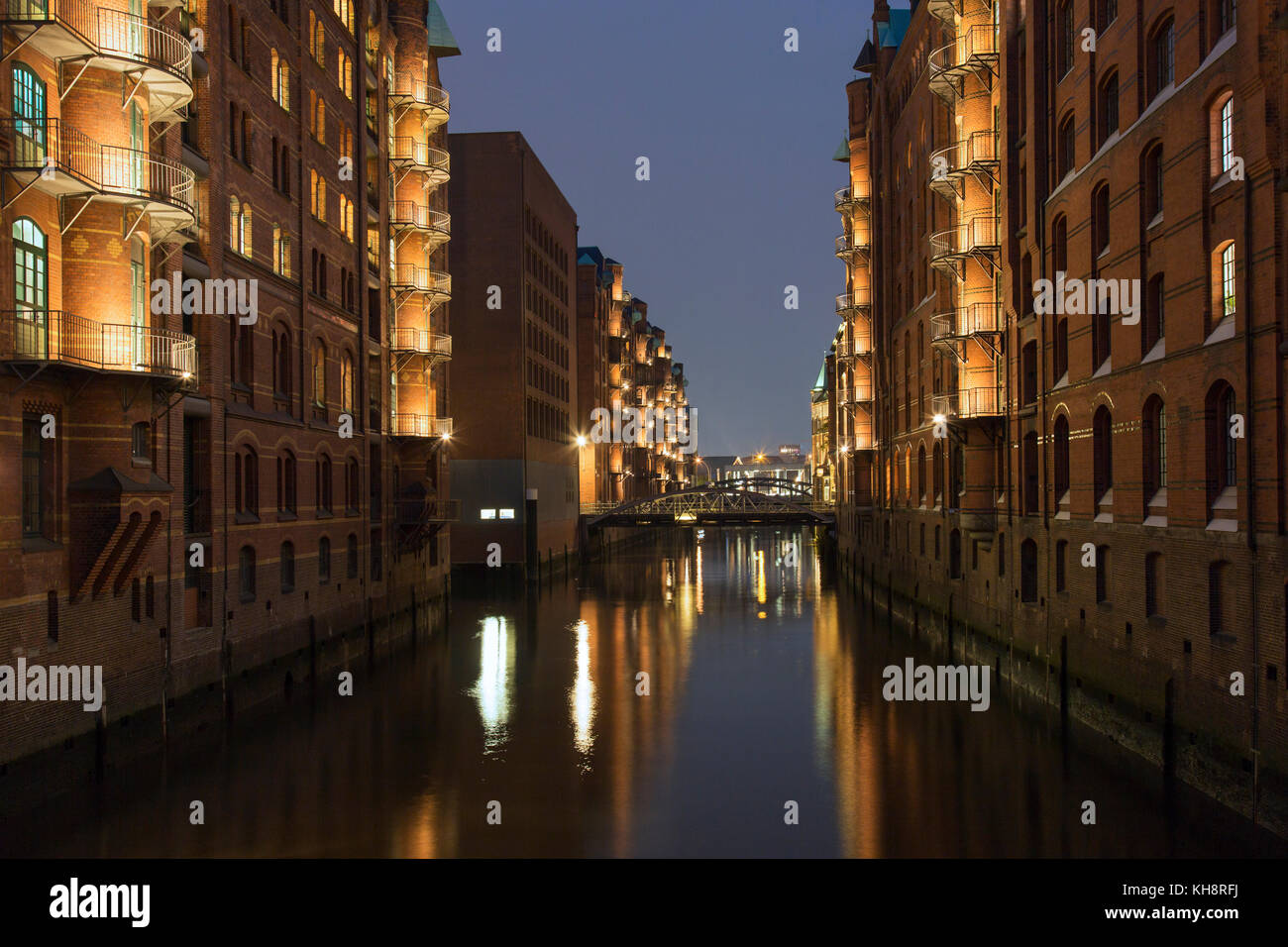 Dans wandrahmsfleet lumineux, quartier des entrepôts de speicherstadt dans le quartier hafencity, port de Hambourg, Allemagne Banque D'Images