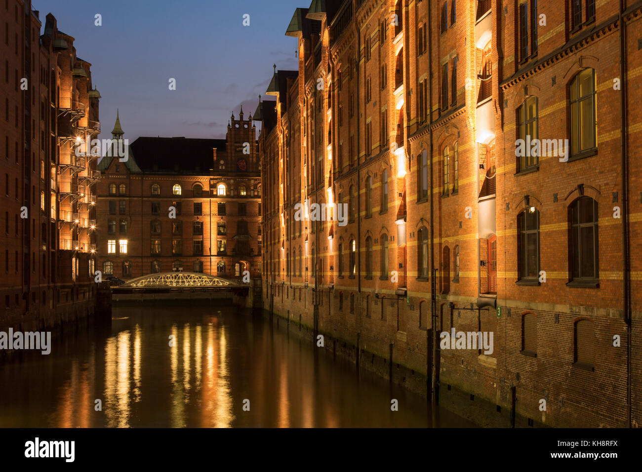 Dans wandrahmsfleet lumineux, quartier des entrepôts de speicherstadt dans le quartier hafencity, port de Hambourg, Allemagne Banque D'Images