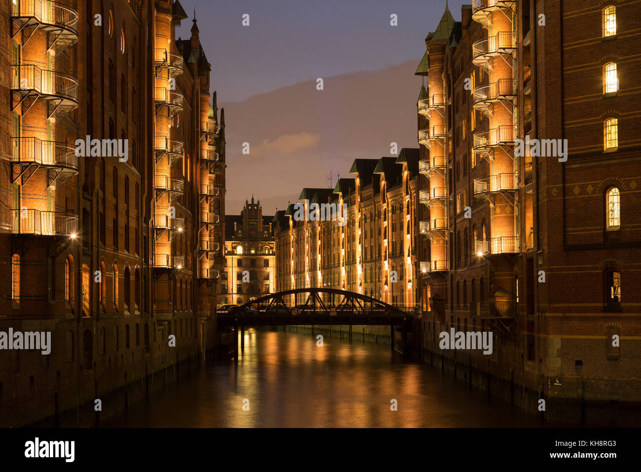 Dans wandrahmsfleet lumineux, quartier des entrepôts de speicherstadt dans le quartier hafencity, port de Hambourg, Allemagne Banque D'Images