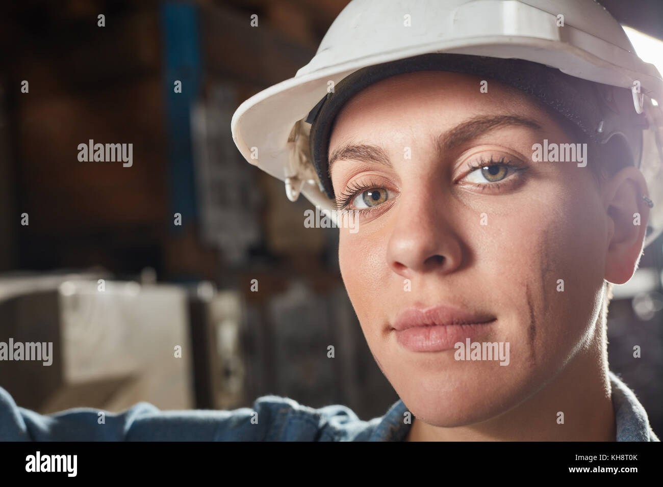 Femme en tant que stagiaire ou apprenti de métallier en métallurgie factory Banque D'Images