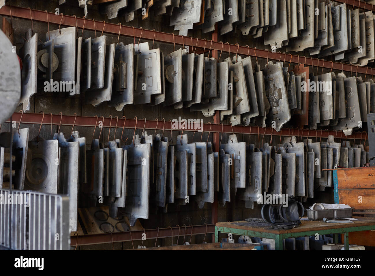 Stocker les composants de matériaux dans la fonderie à l'usine de métallurgie Banque D'Images