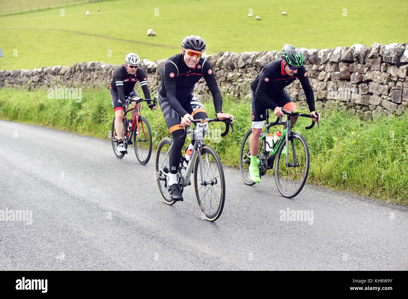 Les cyclistes à cheval sur un chemin de campagne dans le Yorkshire Dales, UK Banque D'Images