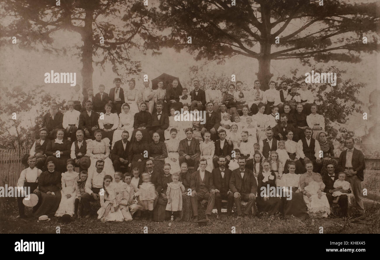 Portrait d'un grand groupe de personnes dans les sièges à niveaux, 1900 Banque D'Images