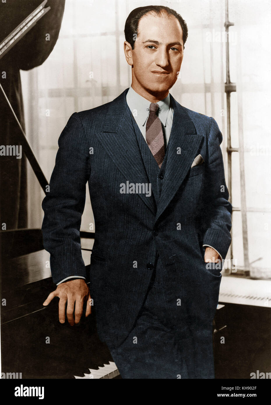 George Gershwin - portrait de travailler sur la page score ouvert . Compositeur et pianiste, 26 septembre 1898 - 11 juillet 1937 Banque D'Images