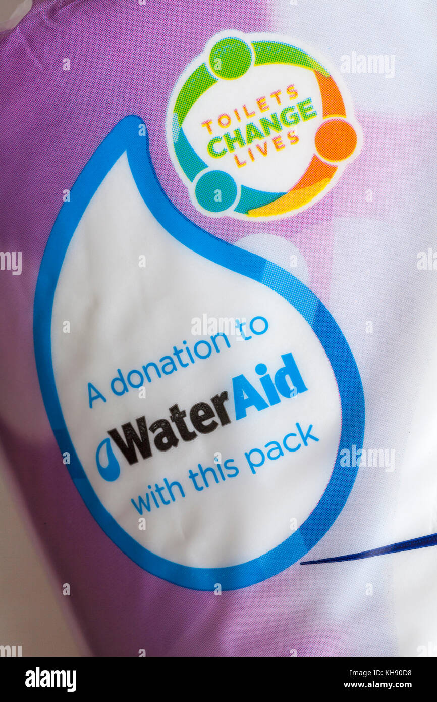 Un don à WaterAid avec ce pack, les toilettes changer des vies - informations sur Pack de papier toilette propre douce Andrex Banque D'Images