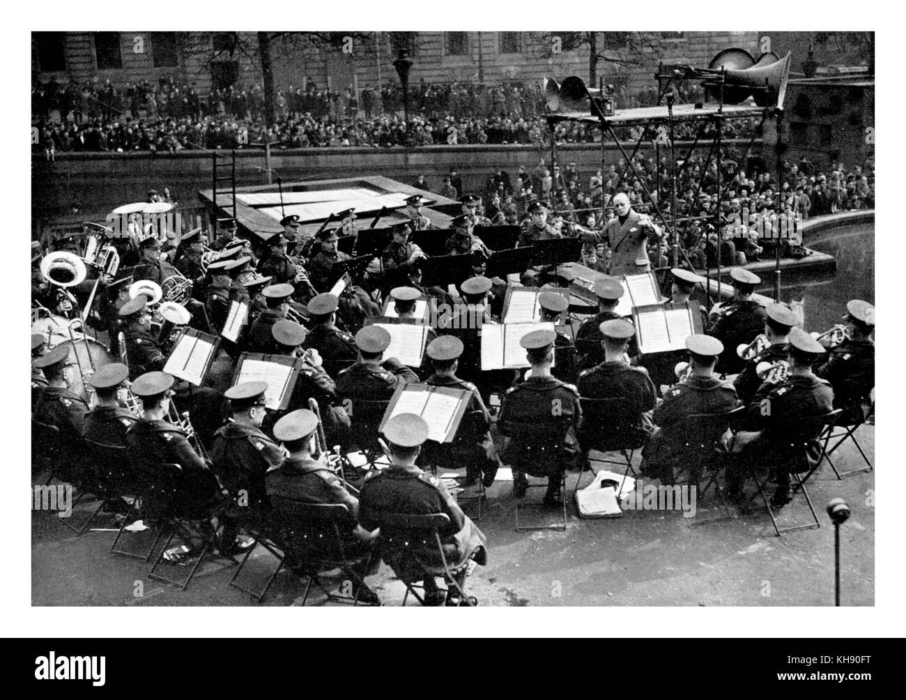 Eric Coates mener l'Scots Guards Band à Trafalgar Square à ouverture de la 'Salute' Soldat la campagne d'épargne de guerre (composée en 1944). Composteur anglais (1886-1957) Banque D'Images