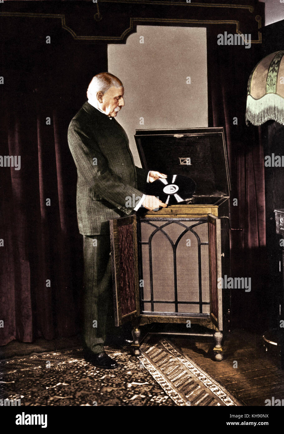 Edward Elgar jouant ses records sur un modèle 163 gramophone. Compositeur anglais, 2 juin 1857-23ème Février 1934. Banque D'Images