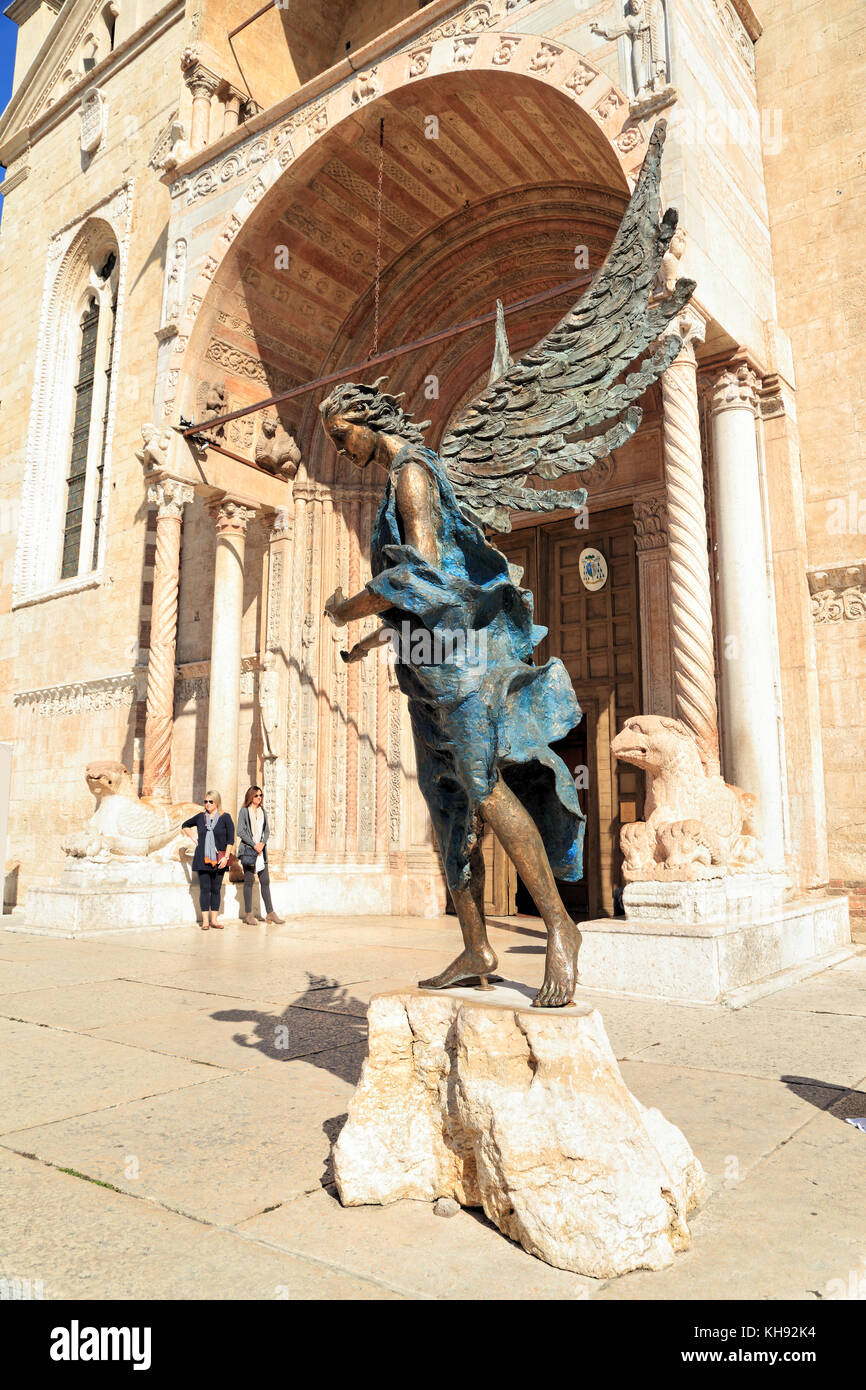 Angel statue à l'entrée de la cathédrale - Duomo di Verona Banque D'Images